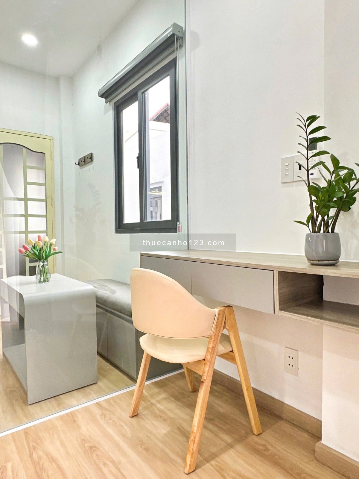 Cho thuê căn hộ dịch vụ với 1 phòng ngủ có ban công, full nội thất gần CVVH Lê Thị Riêng