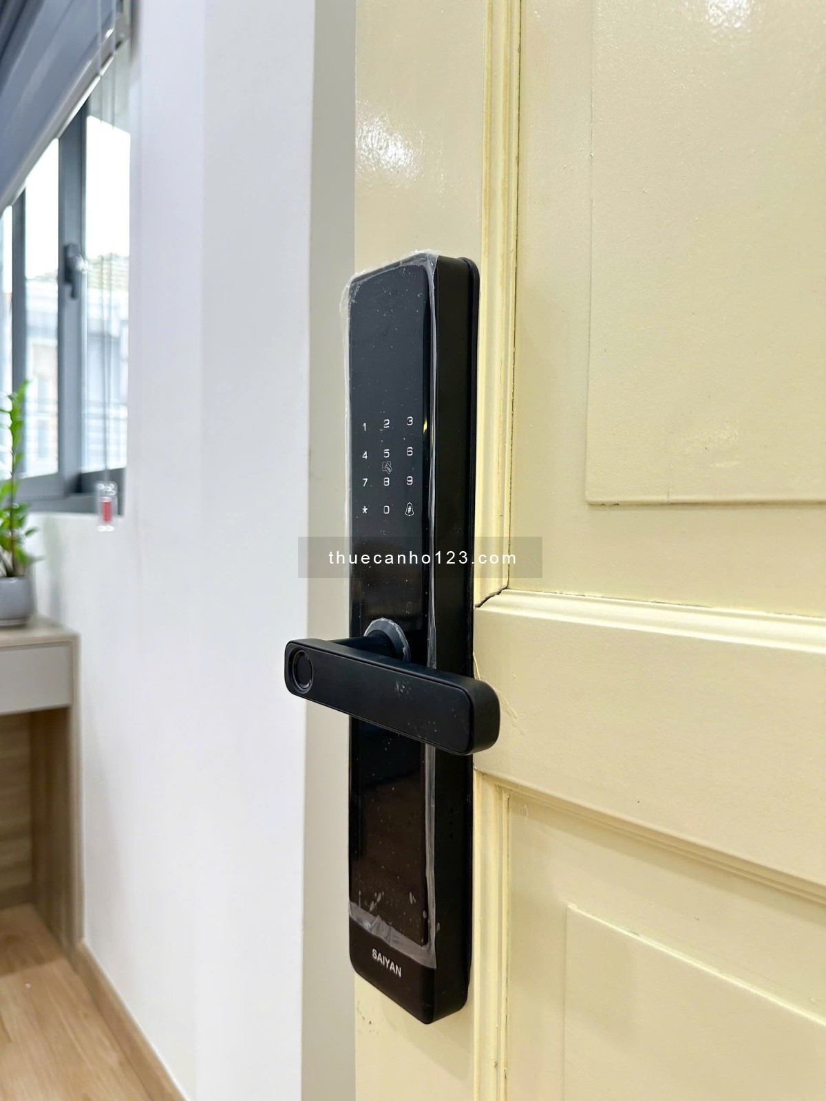 Cho thuê căn hộ dịch vụ với 1 phòng ngủ có ban công, full nội thất gần CVVH Lê Thị Riêng