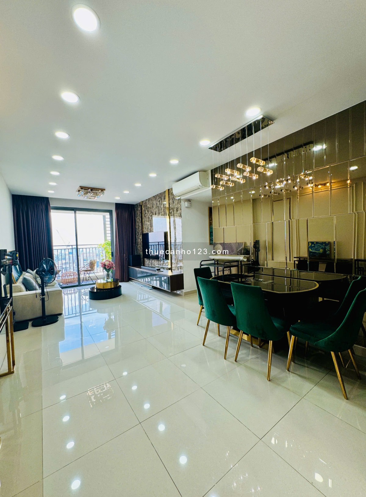 Căn Hộ 3 Phòng ngủ The TResor Quận 4 nội thất Luxury cho thuê ở liền