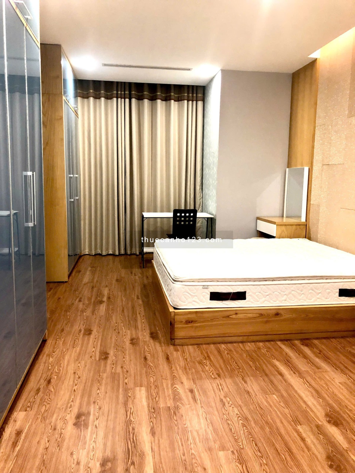 Cho thuê căn hộ Royal City 3 ngủ, full đồ diện tích 138m2