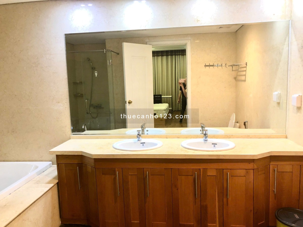 Cho thuê căn hộ Royal City 3 ngủ, full đồ diện tích 138m2