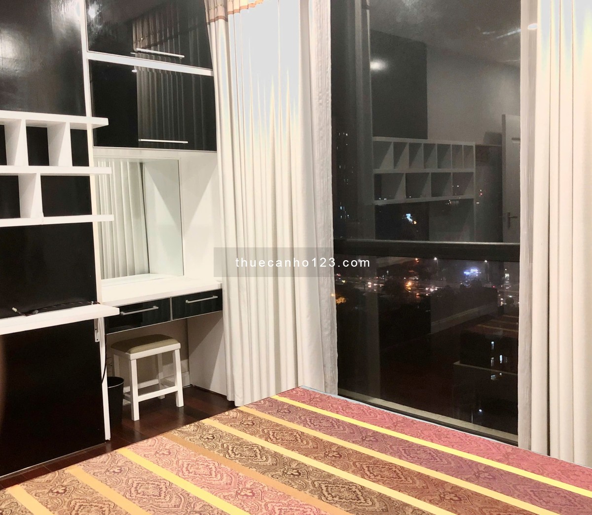 Cho thuê căn hộ Royal City 3 ngủ, full đồ diện tích 138m2