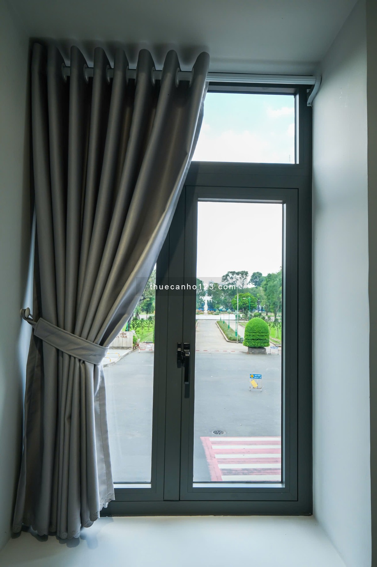 Cho thuê căn hộ cao cấp quận 1, 1PN 65m2, Ban công, view Công viên, Lê Văn Tám, Gần Hồ Con Rùa