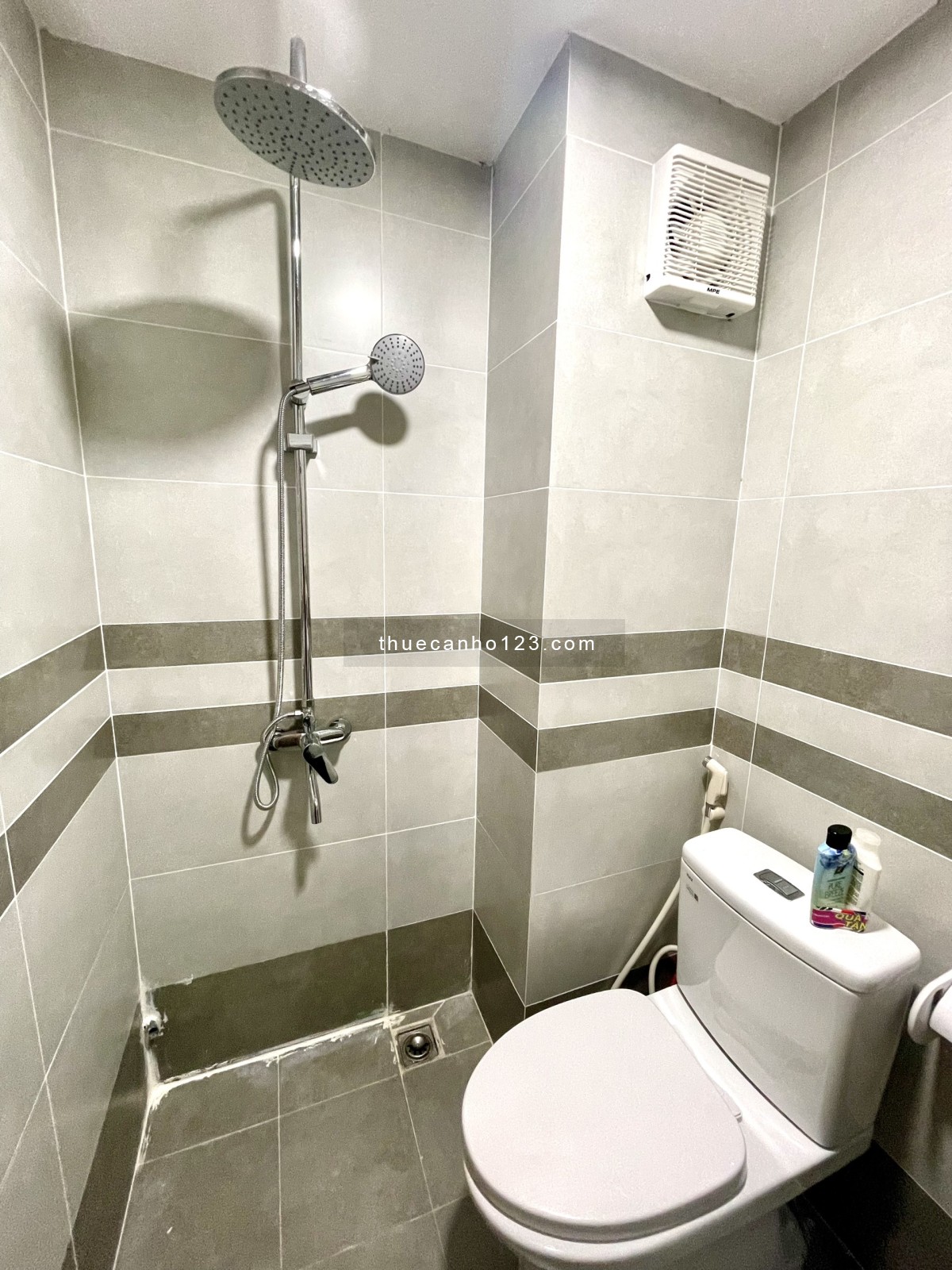 Cho thuê căn hộ 2PN gần ngã tư 550 Bình Dương