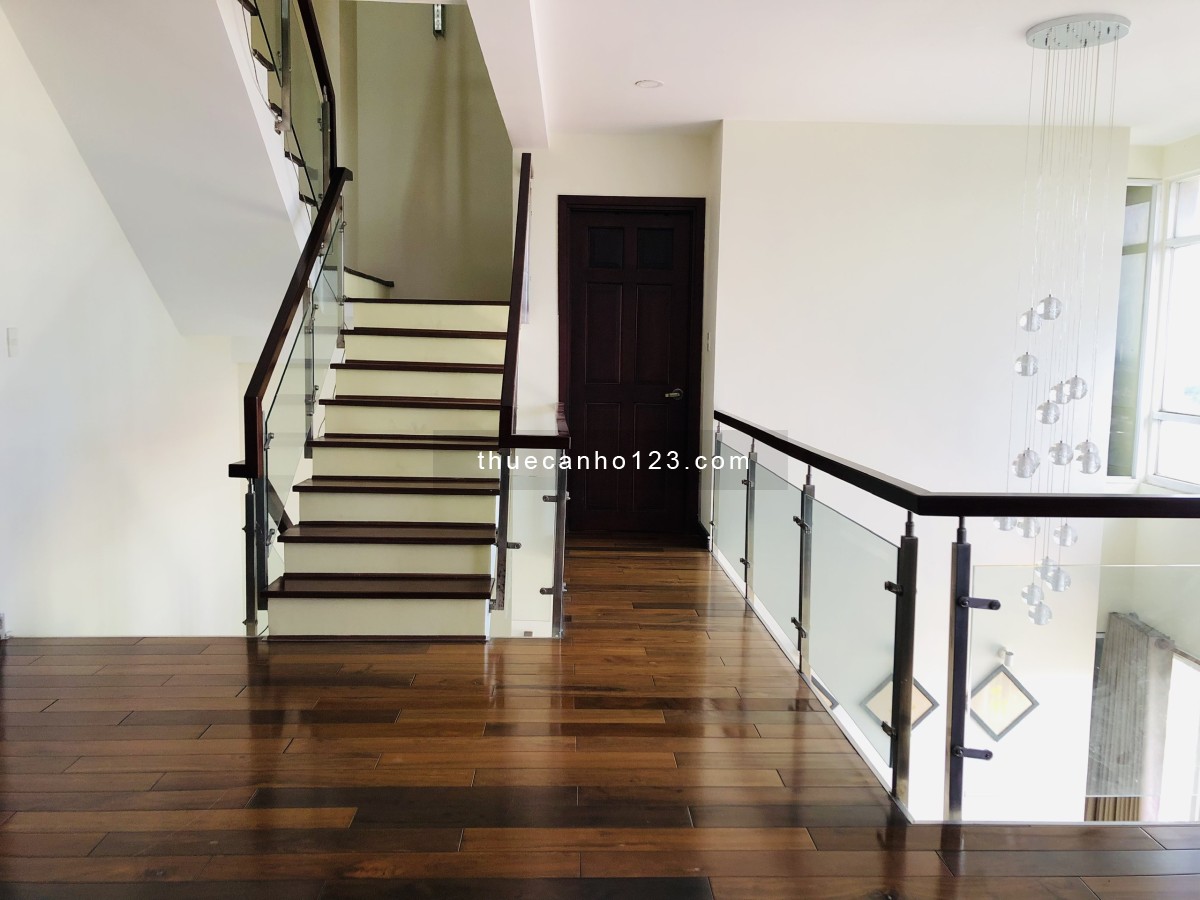 Cần cho thuê penthouse Sky Garden 3, Đường Phạm Văn Nghị. DT: 350m2, 3pn, view công viên giá 2000$