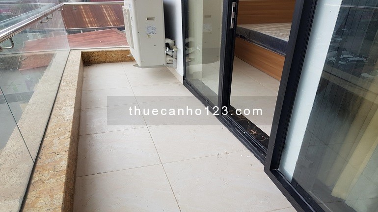 Cho thuê căn hộ dịch vụ mới tinh tại Đội Cấn, Ba Đình, 90m2, 2PN, cửa sổ, ban công thoáng mát