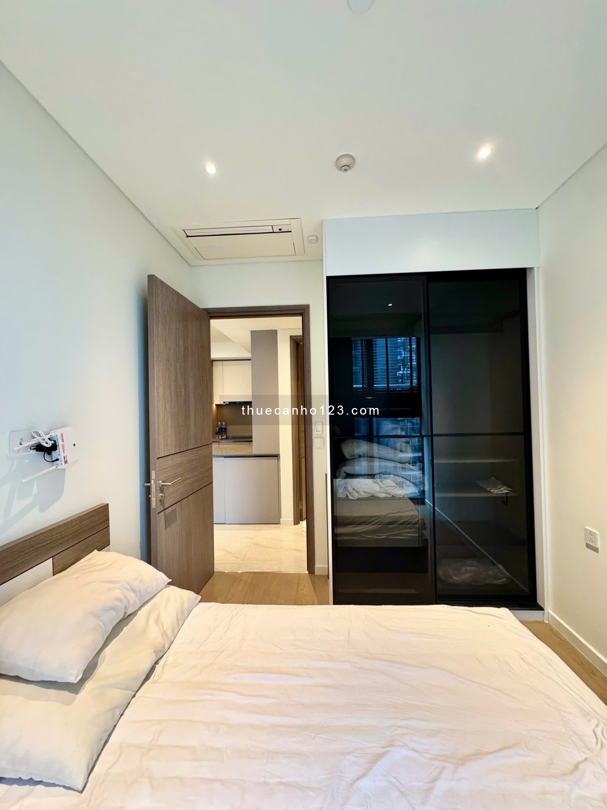 The Opera cho thuê 2PN đầy đủ nội thất - view cực đỉnh hồ bơi - nội khu - cầu Bason - Sông SG