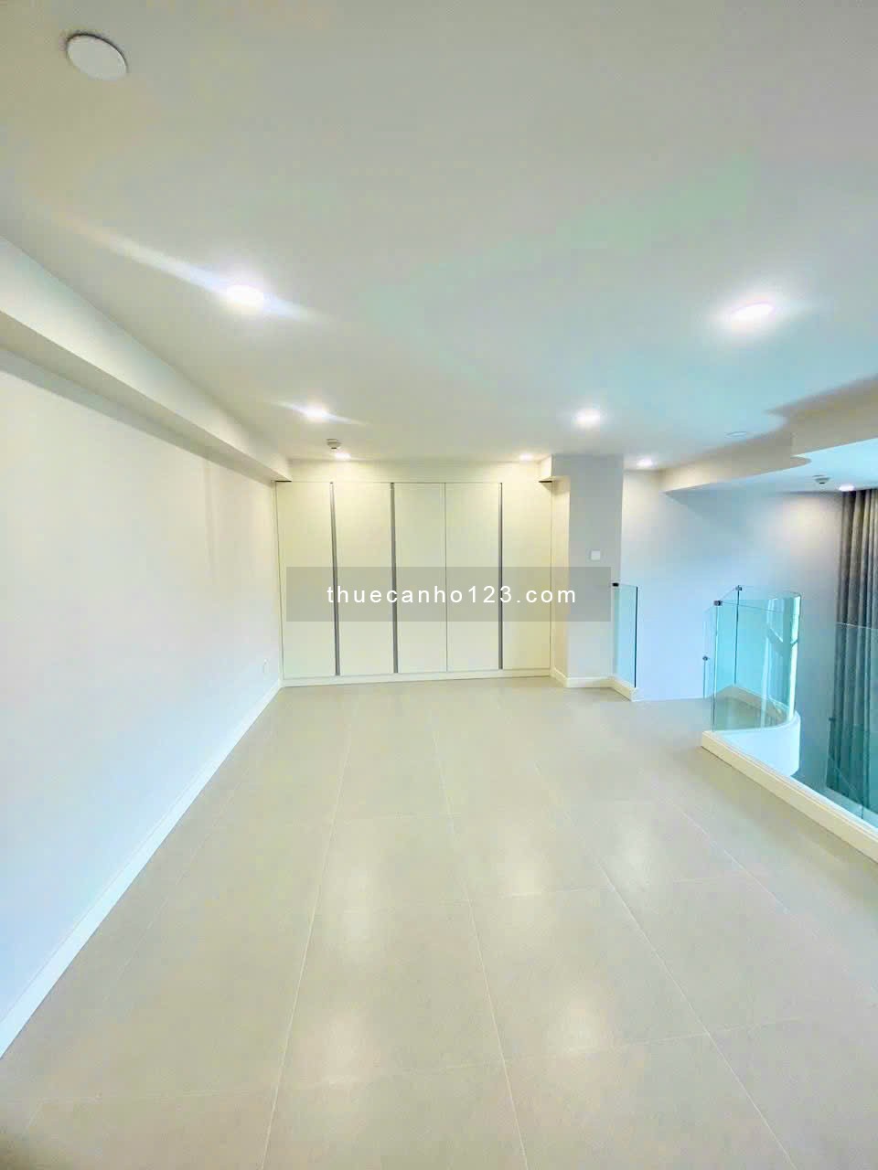 The Galleria cho thuê loft 2PN, đầy đủ nội thất, tầng cao