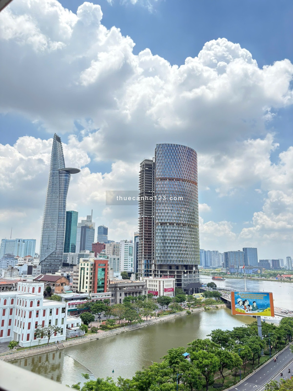 Chốt cọc nhanh 2 phòng ngủ View sông Sài Gòn Royal giá rẻ nhất Quận 4 ạ