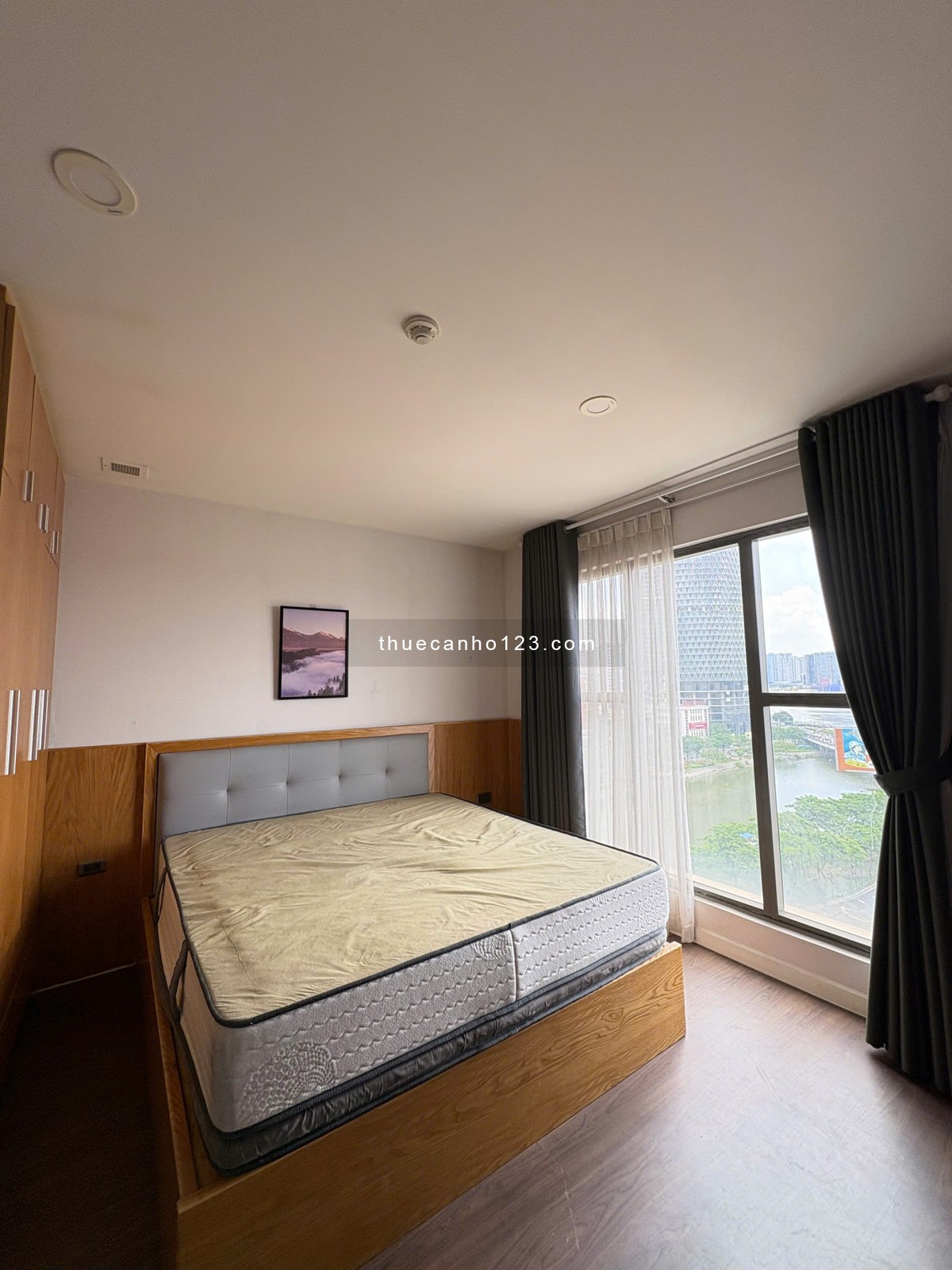 Chốt cọc nhanh 2 phòng ngủ View sông Sài Gòn Royal giá rẻ nhất Quận 4 ạ