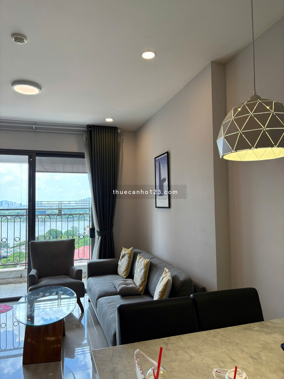 Chốt cọc nhanh 2 phòng ngủ View sông Sài Gòn Royal giá rẻ nhất Quận 4 ạ