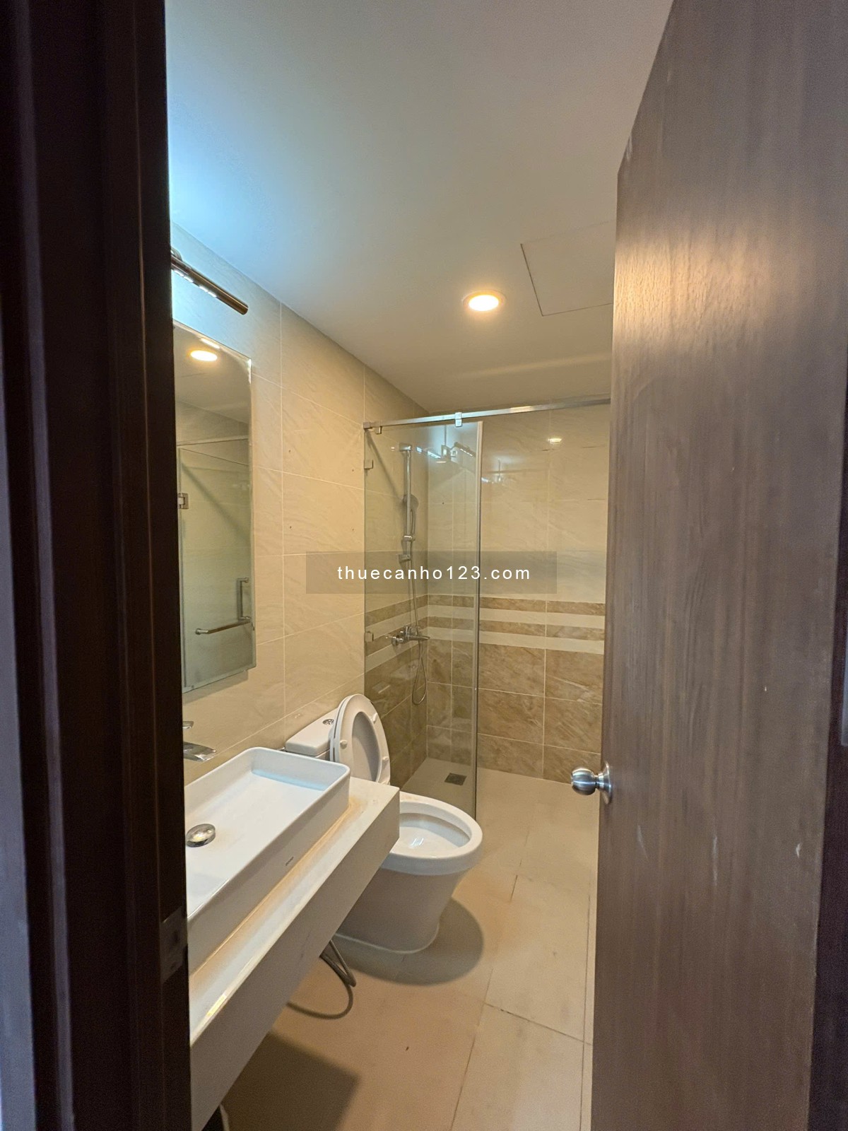 Chốt cọc nhanh 2 phòng ngủ View sông Sài Gòn Royal giá rẻ nhất Quận 4 ạ