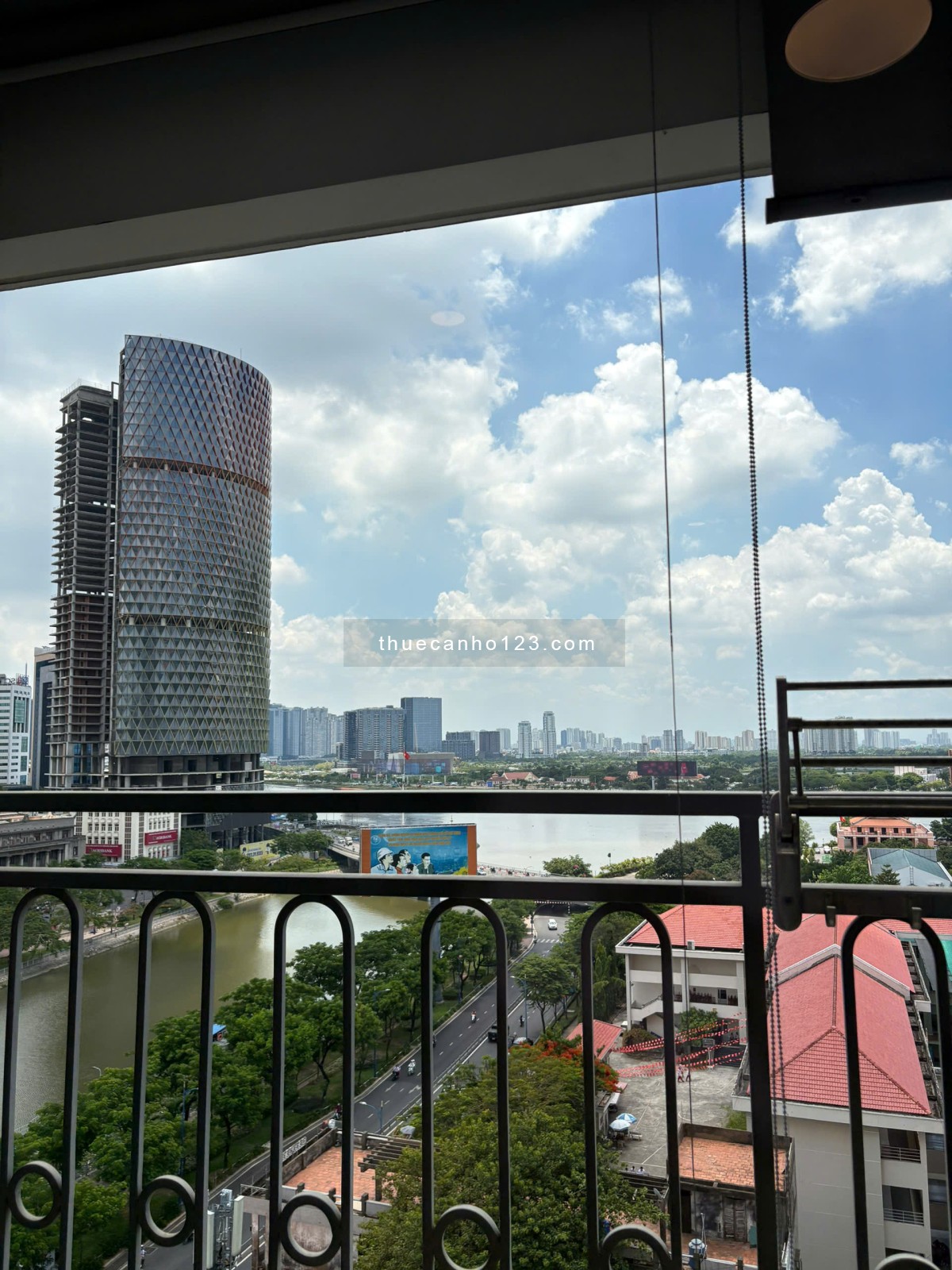 Chốt cọc nhanh 2 phòng ngủ View sông Sài Gòn Royal giá rẻ nhất Quận 4 ạ