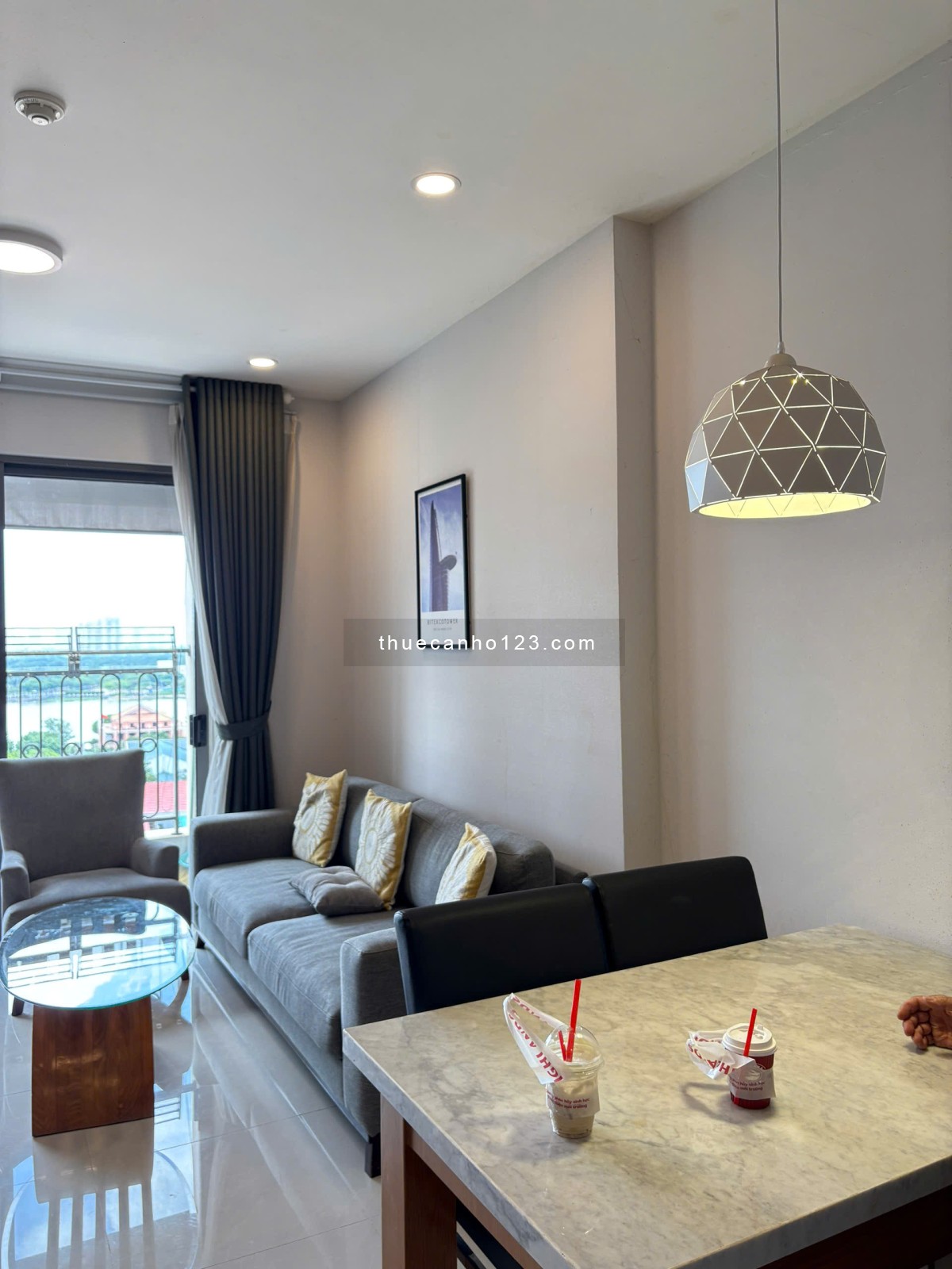Chốt cọc nhanh 2 phòng ngủ View sông Sài Gòn Royal giá rẻ nhất Quận 4 ạ