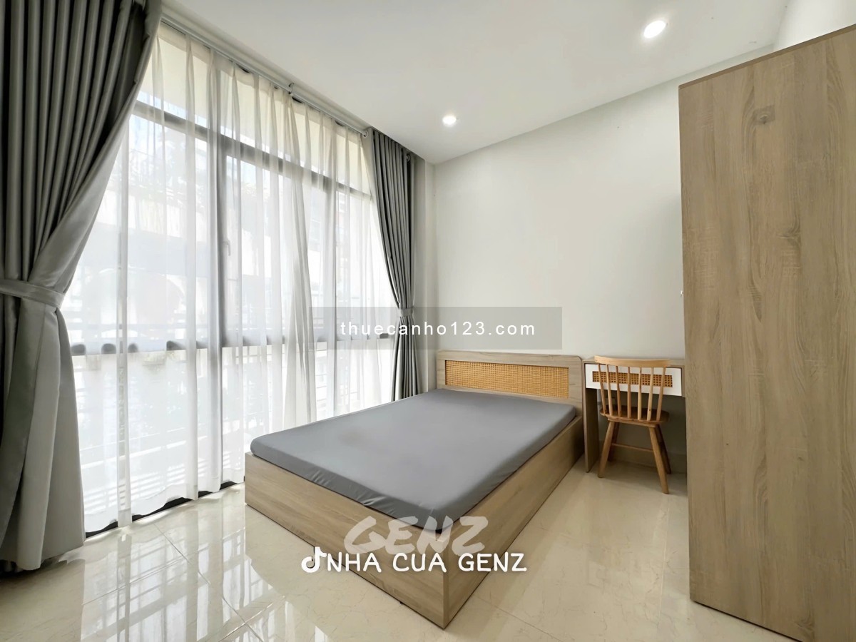 Cho thuê căn hộ dịch vụ với 1 phòng ngủ có ban công gần nhà ga T3 sân bay Tân Sơn Nhất, Q Tân Bình