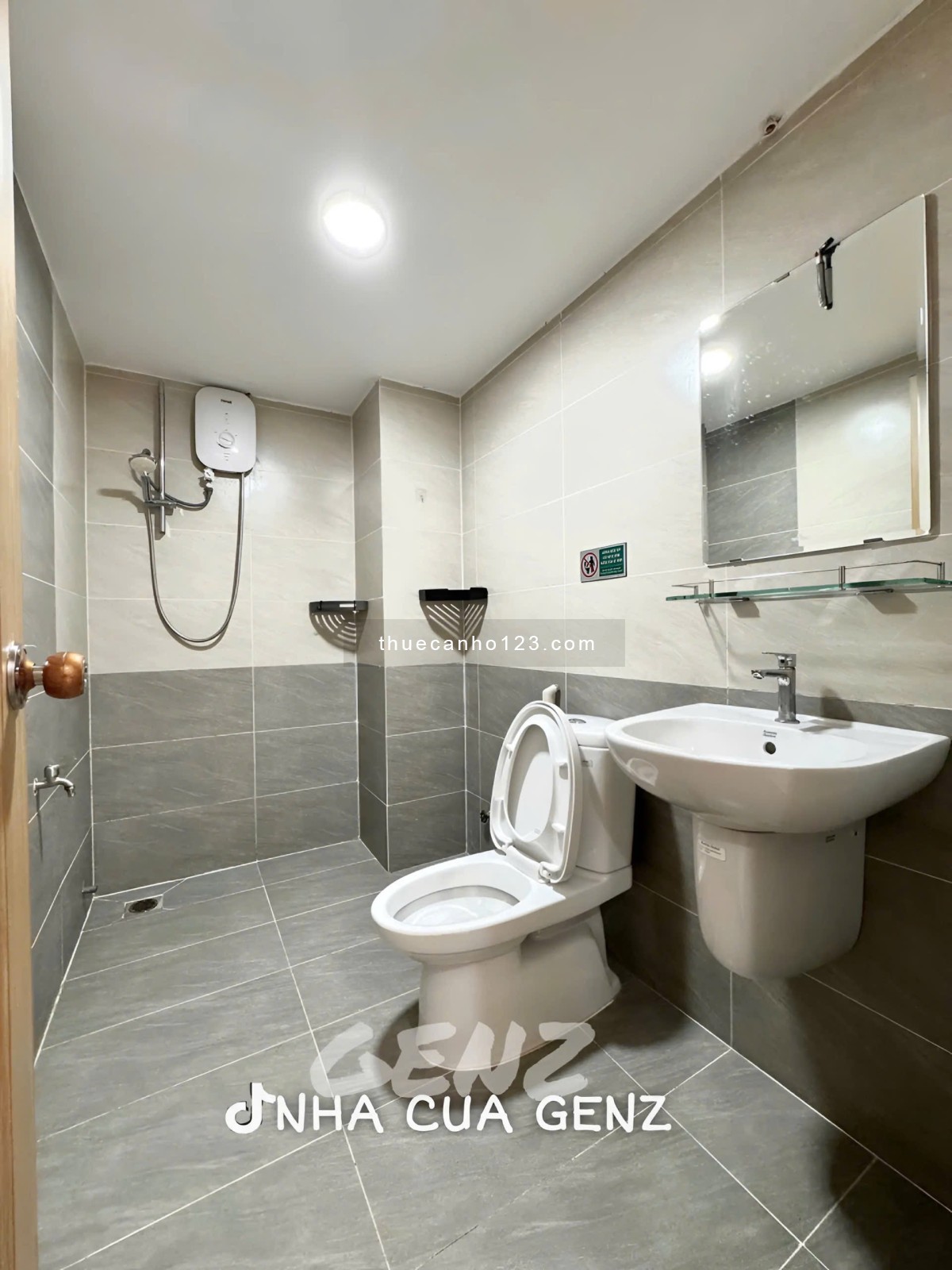 Cho thuê căn hộ dịch vụ với 1 phòng ngủ có ban công gần nhà ga T3 sân bay Tân Sơn Nhất, Q Tân Bình