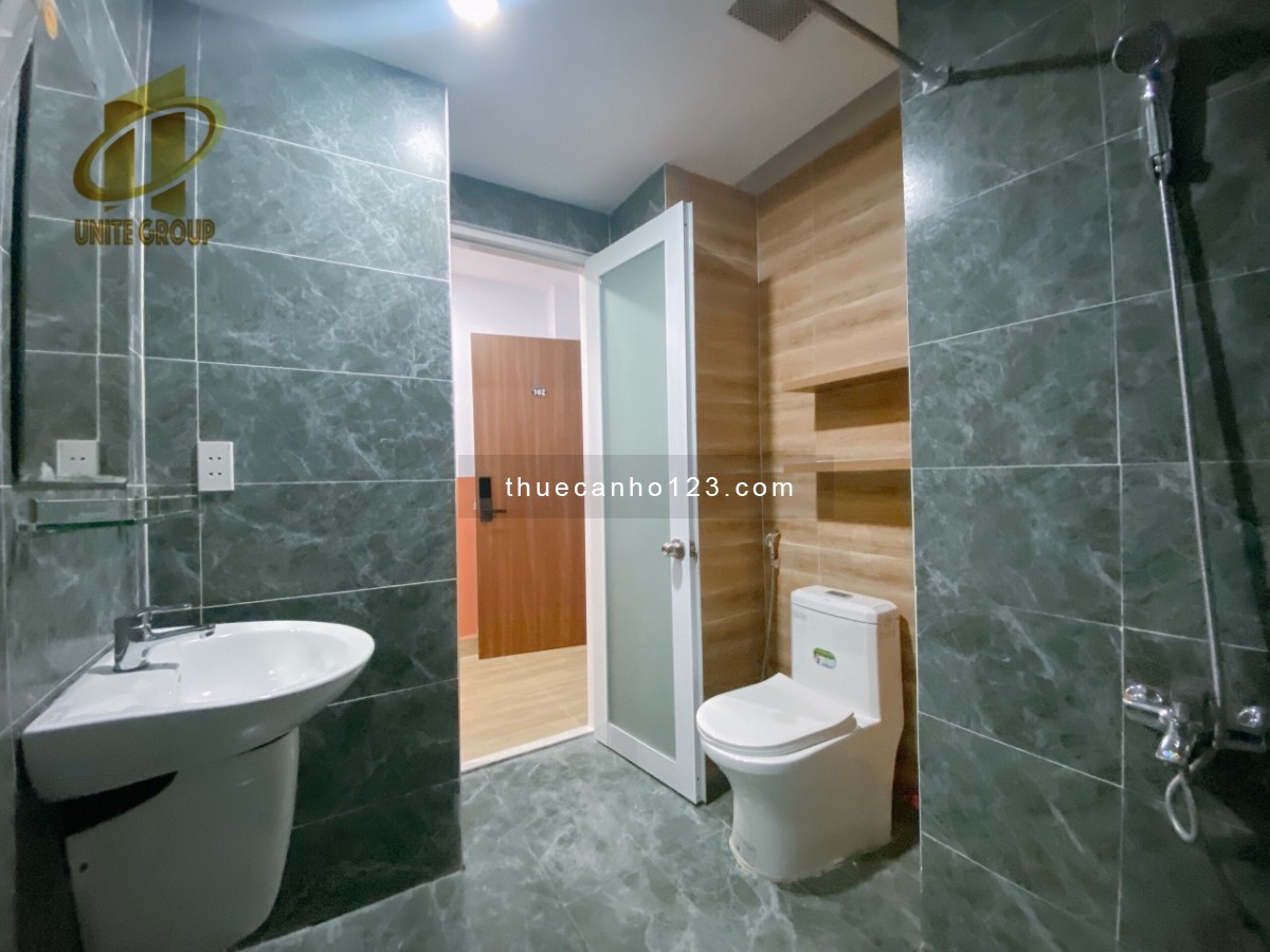 Cho thuê phòng quận 1, ban công siêu rộng ngay chân cầu Calmette, gần Takashimaya Quận 1