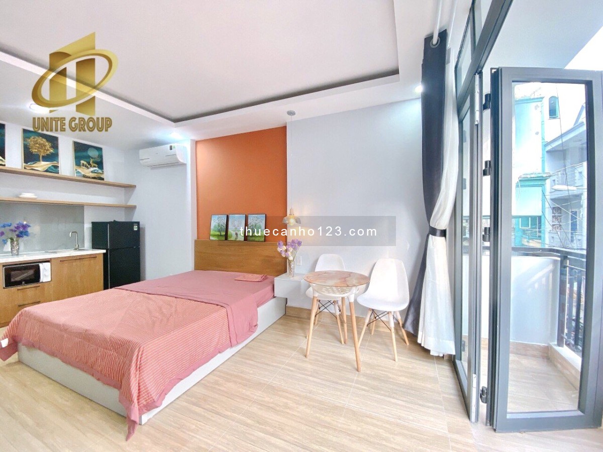 Cho thuê phòng quận 1, ban công siêu rộng ngay chân cầu Calmette, gần Takashimaya Quận 1