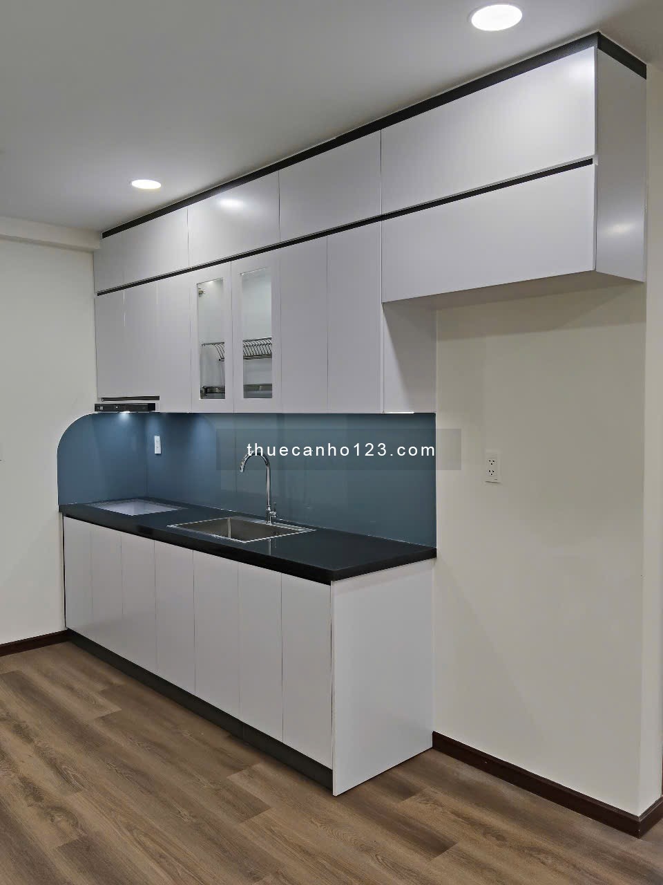 Cho thuê căn hộ 3PN, 2 WC, nội thất cơ bản, có hồ bơi, nhà trẻ, sân bóng, phòng tập gym