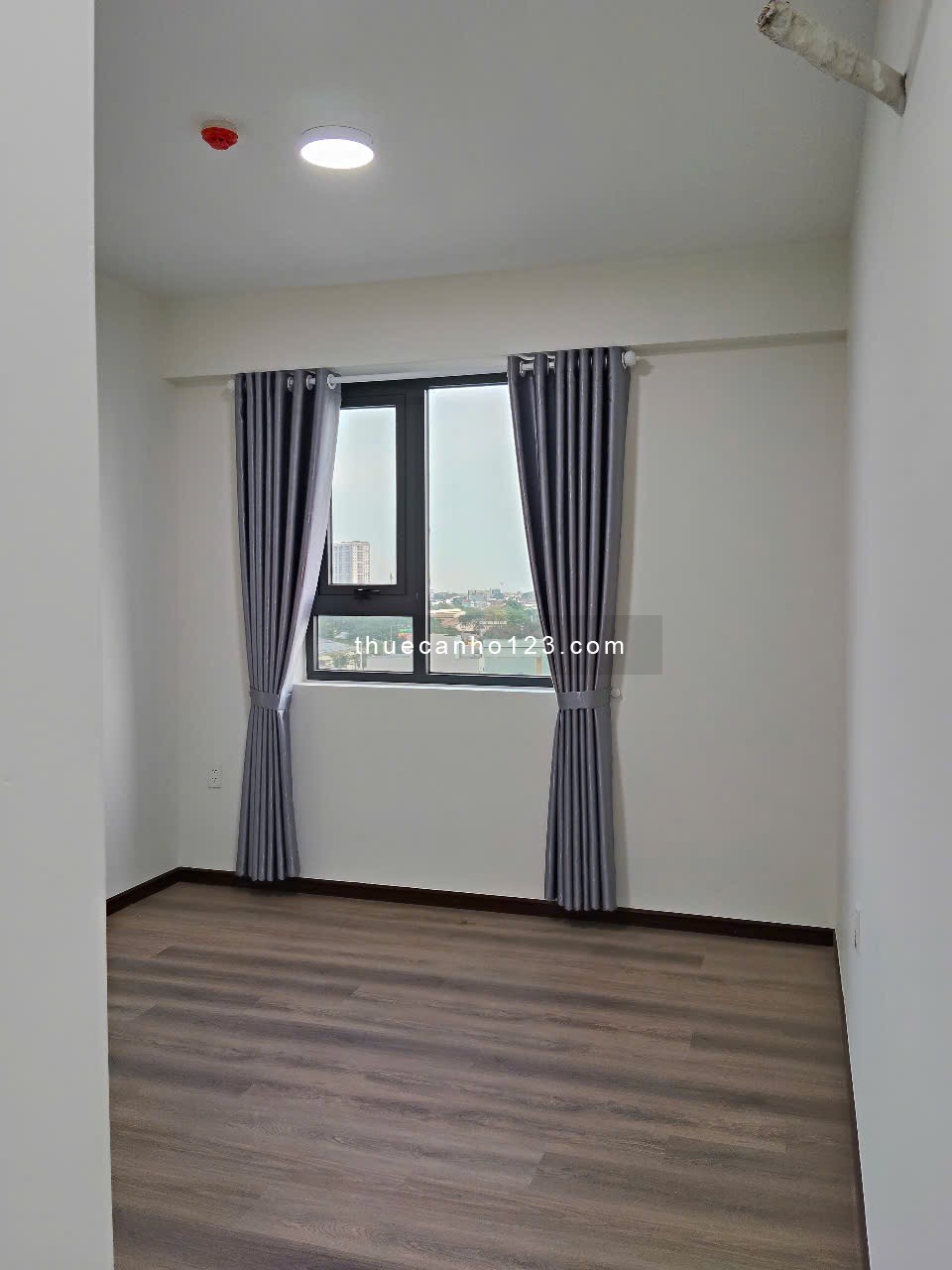 Cho thuê căn hộ 3PN, 2 WC, nội thất cơ bản, có hồ bơi, nhà trẻ, sân bóng, phòng tập gym