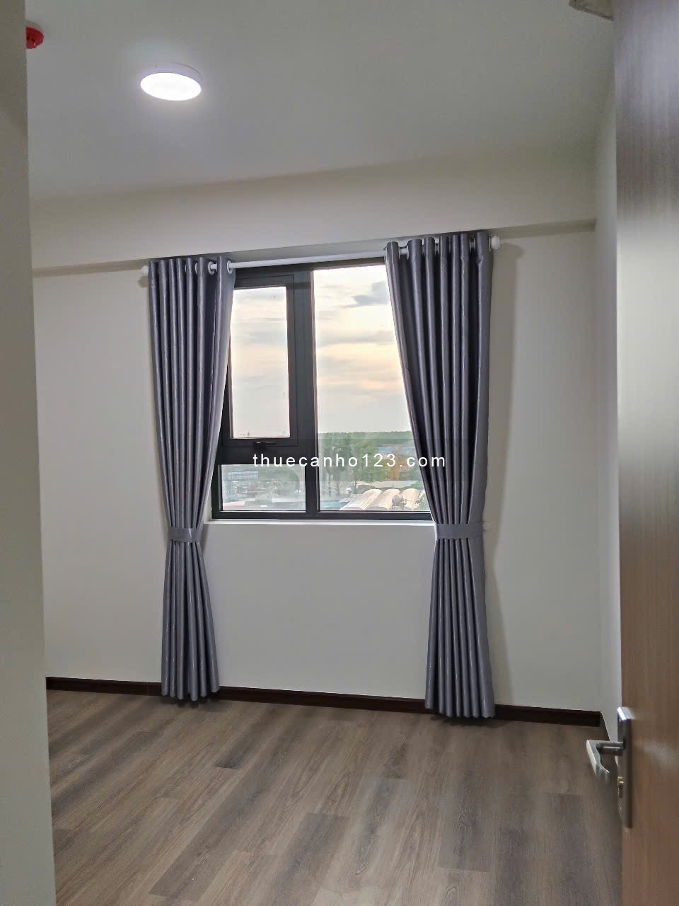 Cho thuê căn hộ 3PN, 2 WC, nội thất cơ bản, có hồ bơi, nhà trẻ, sân bóng, phòng tập gym