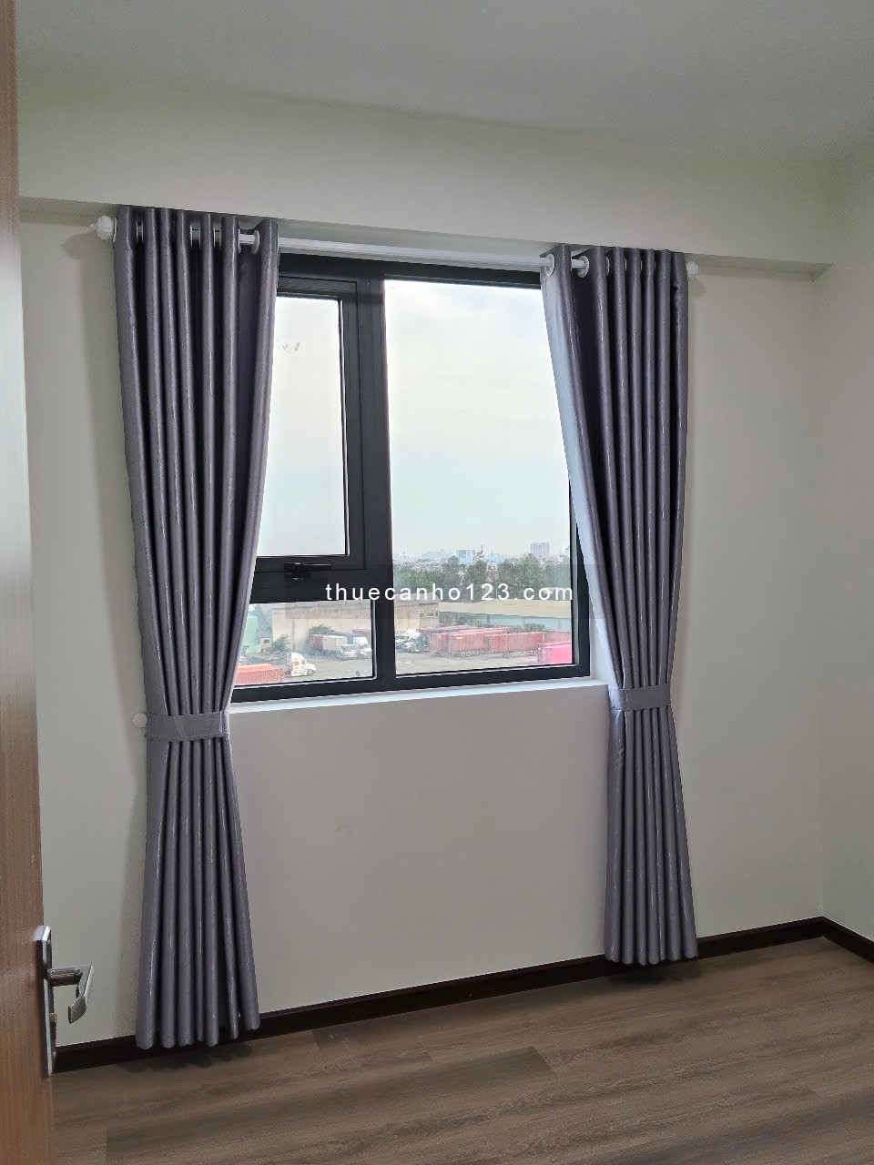 Cho thuê căn hộ 3PN, 2 WC, nội thất cơ bản, có hồ bơi, nhà trẻ, sân bóng, phòng tập gym