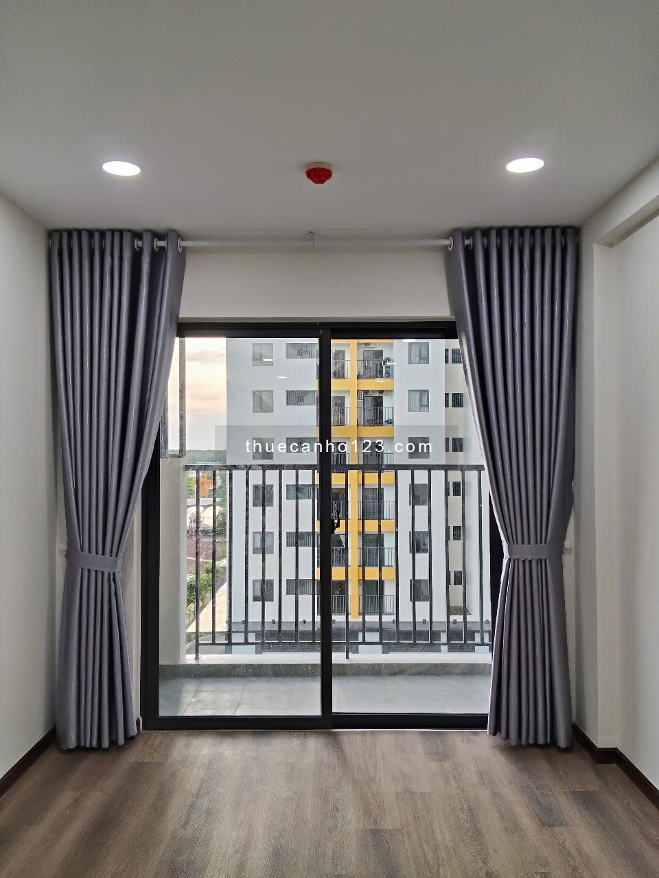 Cho thuê căn hộ 3PN, 2 WC, nội thất cơ bản, có hồ bơi, nhà trẻ, sân bóng, phòng tập gym