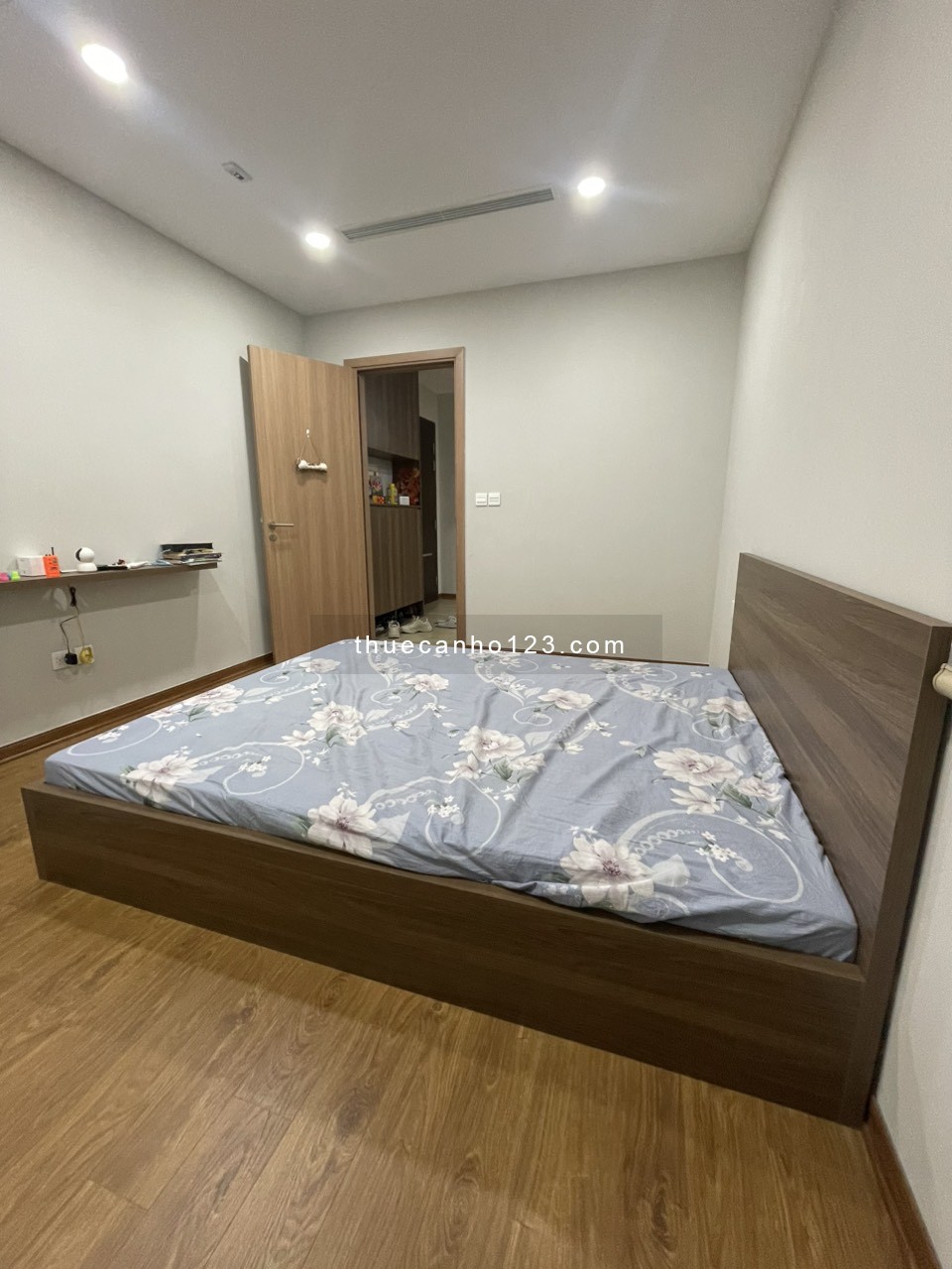 Cho thuê căn hộ The Park Home, đường Thành Thái, Dịch Vọng