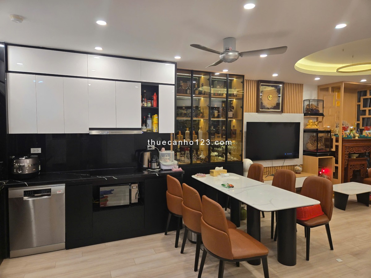 Chung cư C6 Mỹ Đình 1 nội thất cao cấp đầy đủ (130m2) - Có chỗ để xe ở hầm, giá dịch vụ rẻ