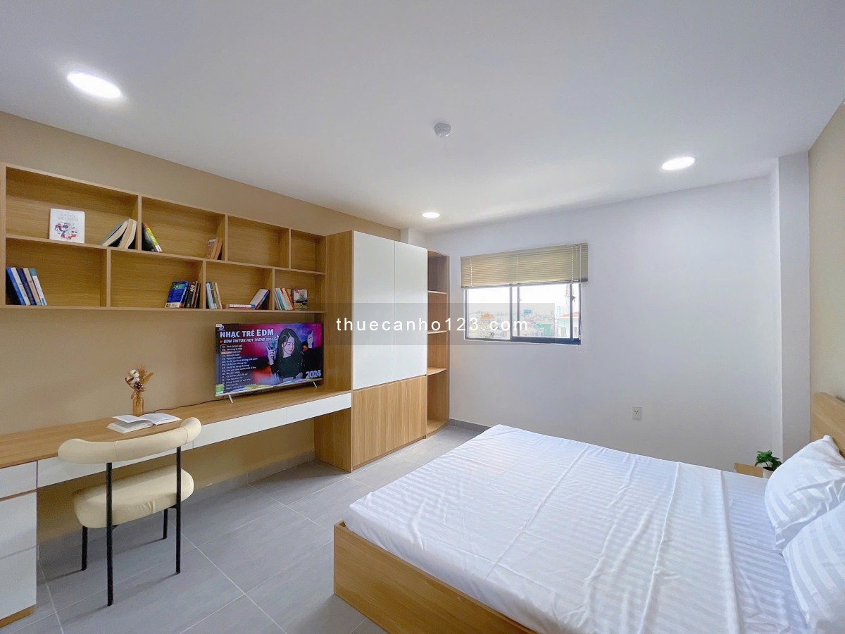 Penthouse sân vườn view sông, giáp Quận 1 – Full nội thất, thang máy