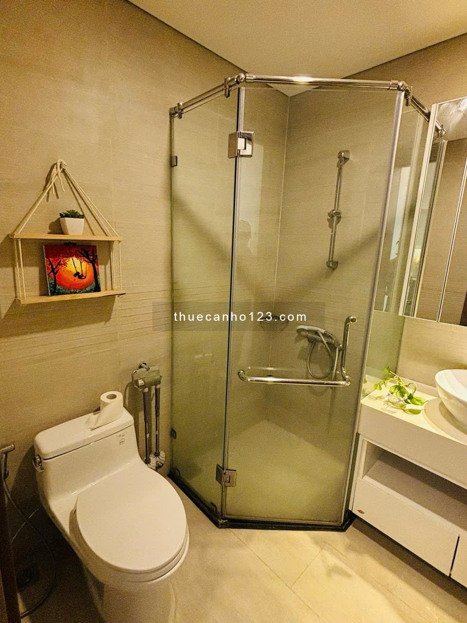 Cho thuê căn hộ 1 phòng ngủ, 1 phòng khách Vinhomes Green Bay Mễ Trì
