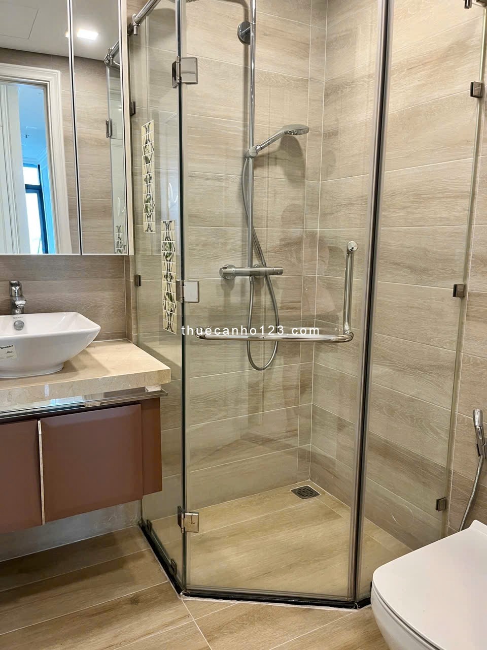 CHO THUÊ CĂN 3PN , 105m2 VINHOMES GOLDEN RIVER 38 TRIỆU