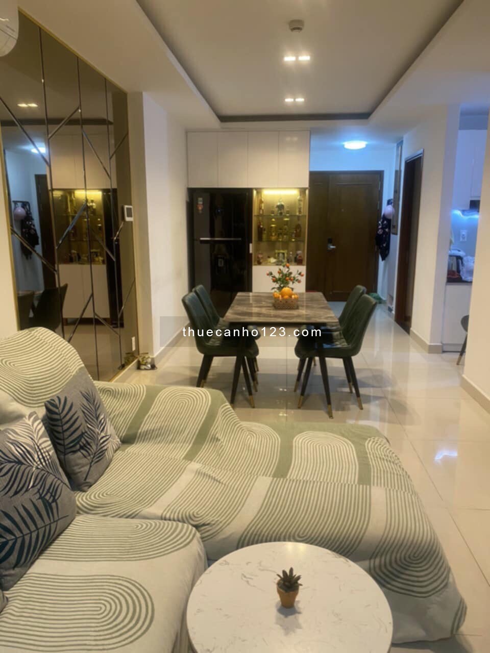 Em cần cho thuê CH Sky Center 2PN full NT giá 16 triệu vào ở ngay. Anh chị quan tâm Lh e Phi nhé