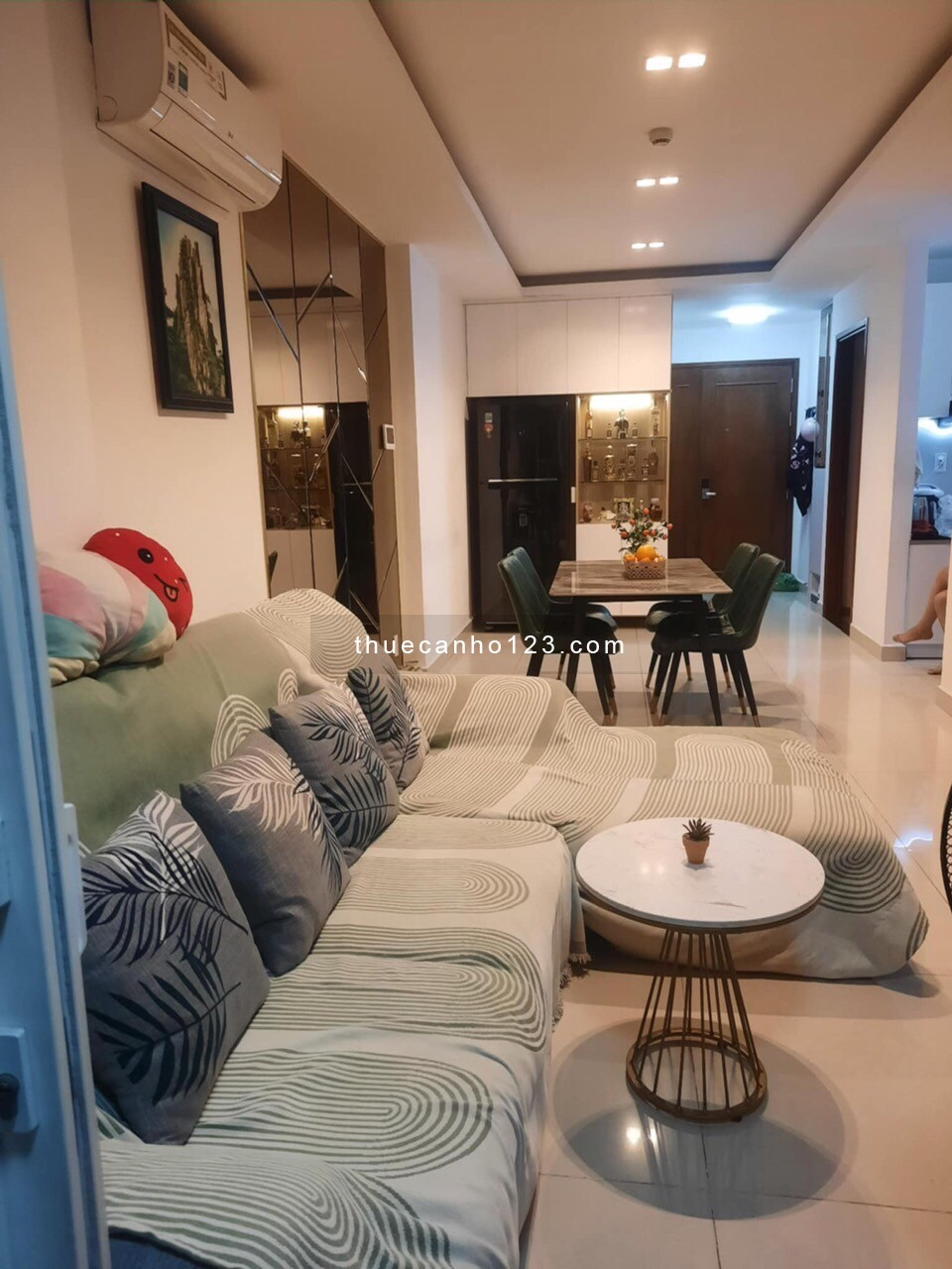 Em cần cho thuê CH Sky Center 2PN full NT giá 16 triệu vào ở ngay. Anh chị quan tâm Lh e Phi nhé