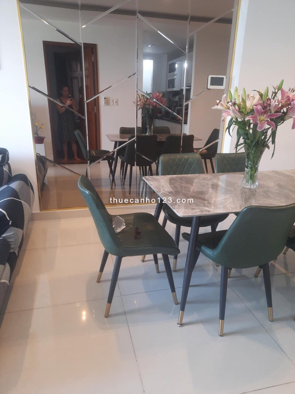 Em cần cho thuê CH Sky Center 2PN full NT giá 16 triệu vào ở ngay. Anh chị quan tâm Lh e Phi nhé