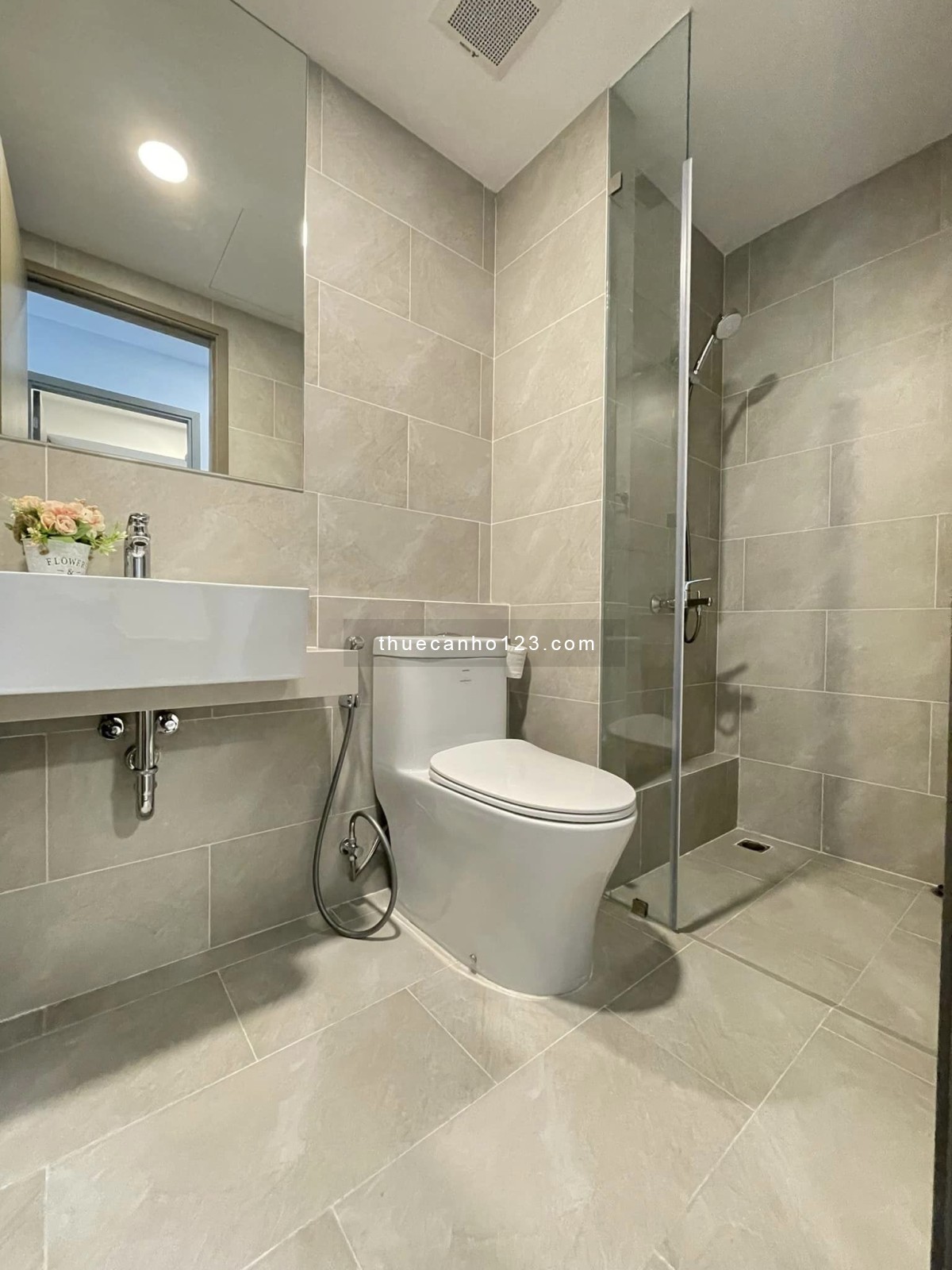 Giỏ hàng cho thuê tại West Gate - Từ 6tr đến 8,5tr - Anh chị quan tâm diện tích nào inbox Phương nhé