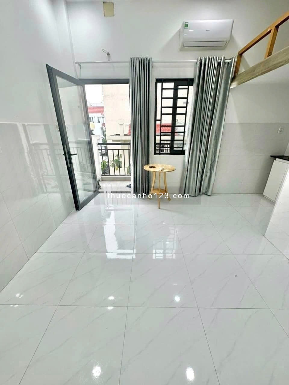 Căn hộ có ban công full nội thất – Mới tinh – Gần E Town Cộng Hòa