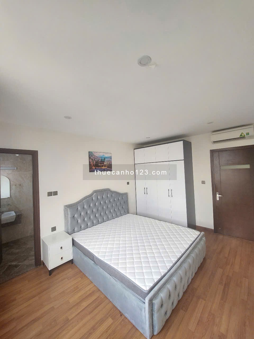 Chính chủ tôi cho thuê căn hộ Home City 177 Trung Kính tòa V2 908, DT 100m2 giá 18 triệu/ tháng