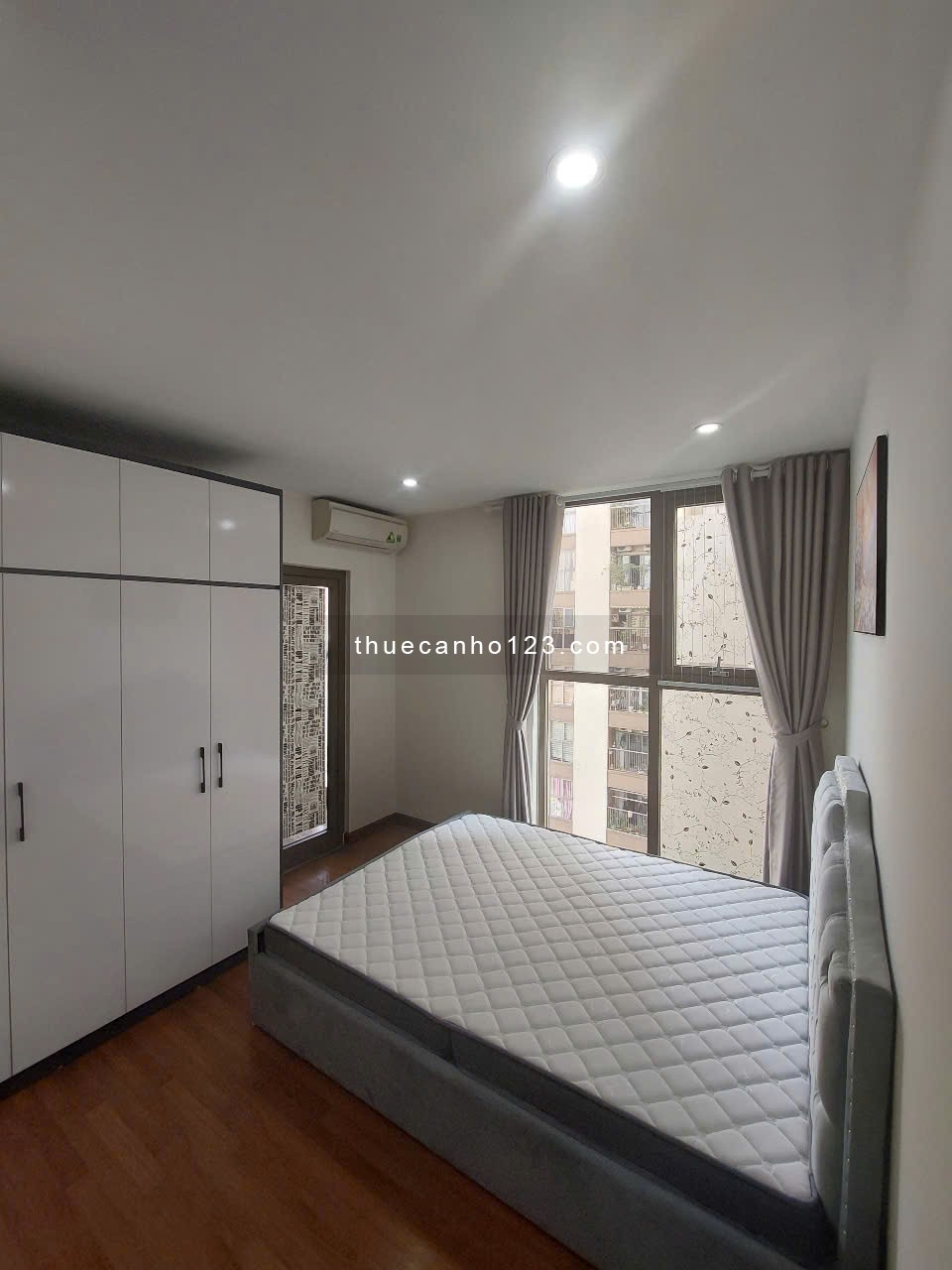 Chính chủ tôi cho thuê căn hộ Home City 177 Trung Kính tòa V2 908, DT 100m2 giá 18 triệu/ tháng