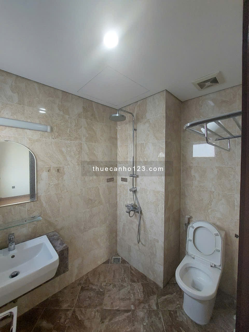 Chính chủ tôi cho thuê căn hộ Home City 177 Trung Kính tòa V2 908, DT 100m2 giá 18 triệu/ tháng