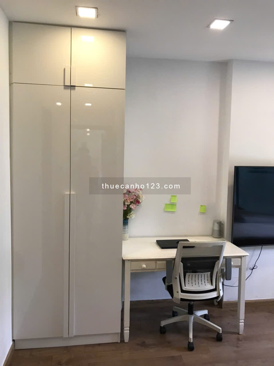 English Below - Cho thuê Căn hộ Vinhomes Central Park 3PN có 2 ban công rộng Full nội thất