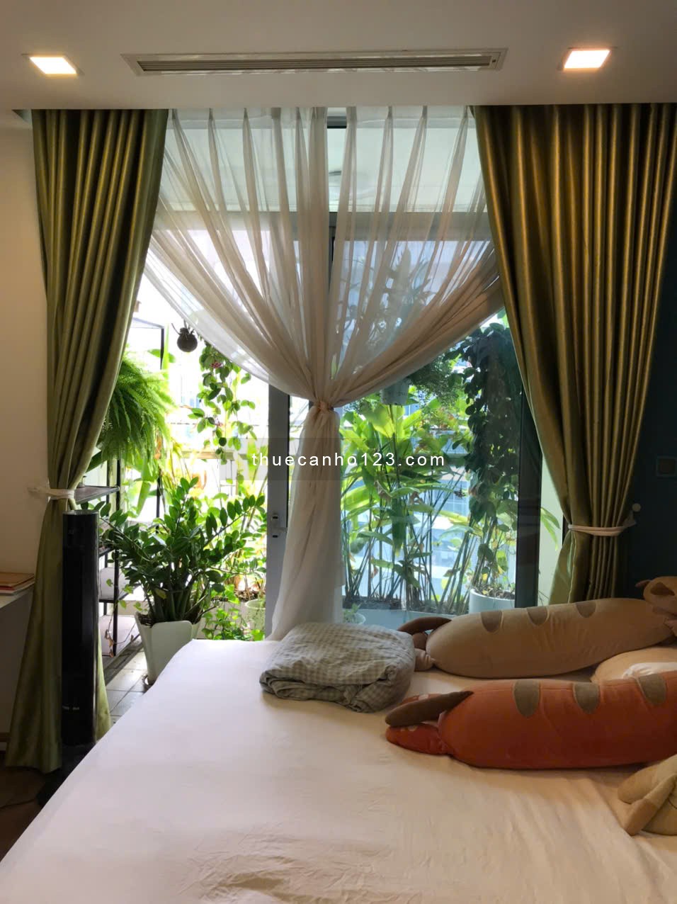 English Below - Cho thuê Căn hộ Vinhomes Central Park 3PN có 2 ban công rộng Full nội thất