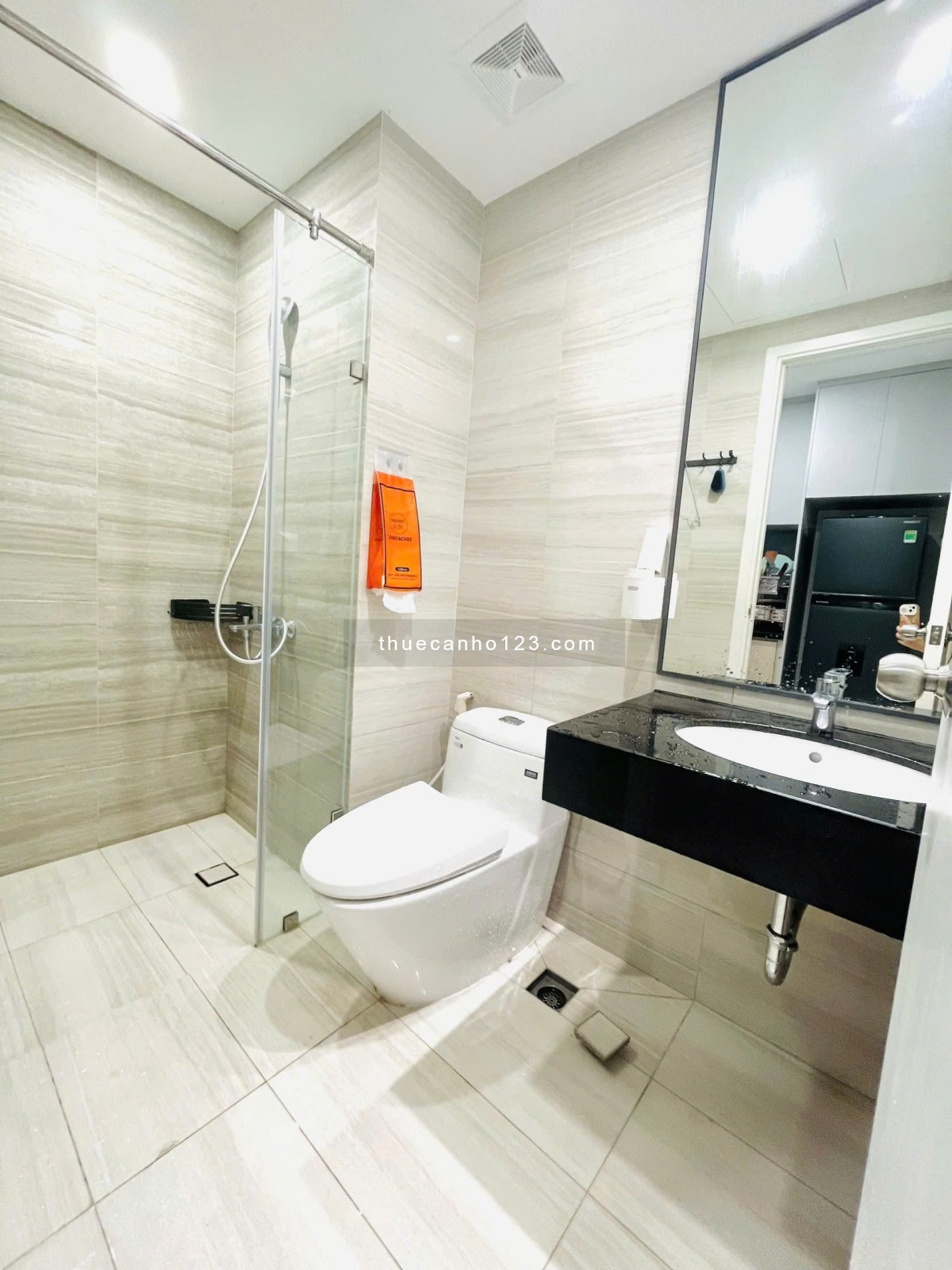 Cho thuê căn hộ 1 phòng ngủ Emerald Golf View, đối diện Aeon, VSIP, chỉ từ 5 triệu