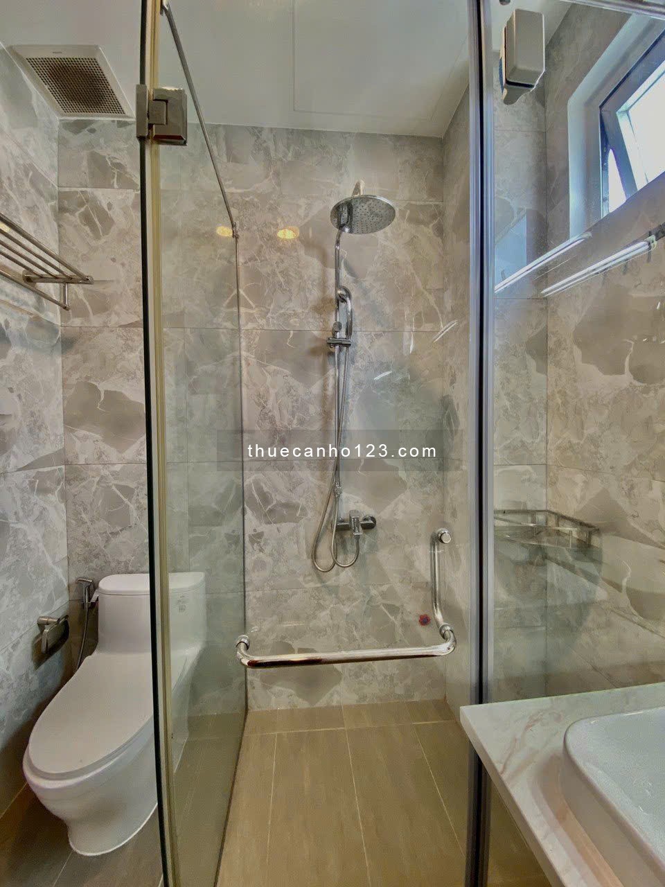 Cho thuê căn hộ 40M2 ngay cầu Thị Nghè - Phạm Viết Chánh, Bình Thạnh - Có cửa sổ, ban công