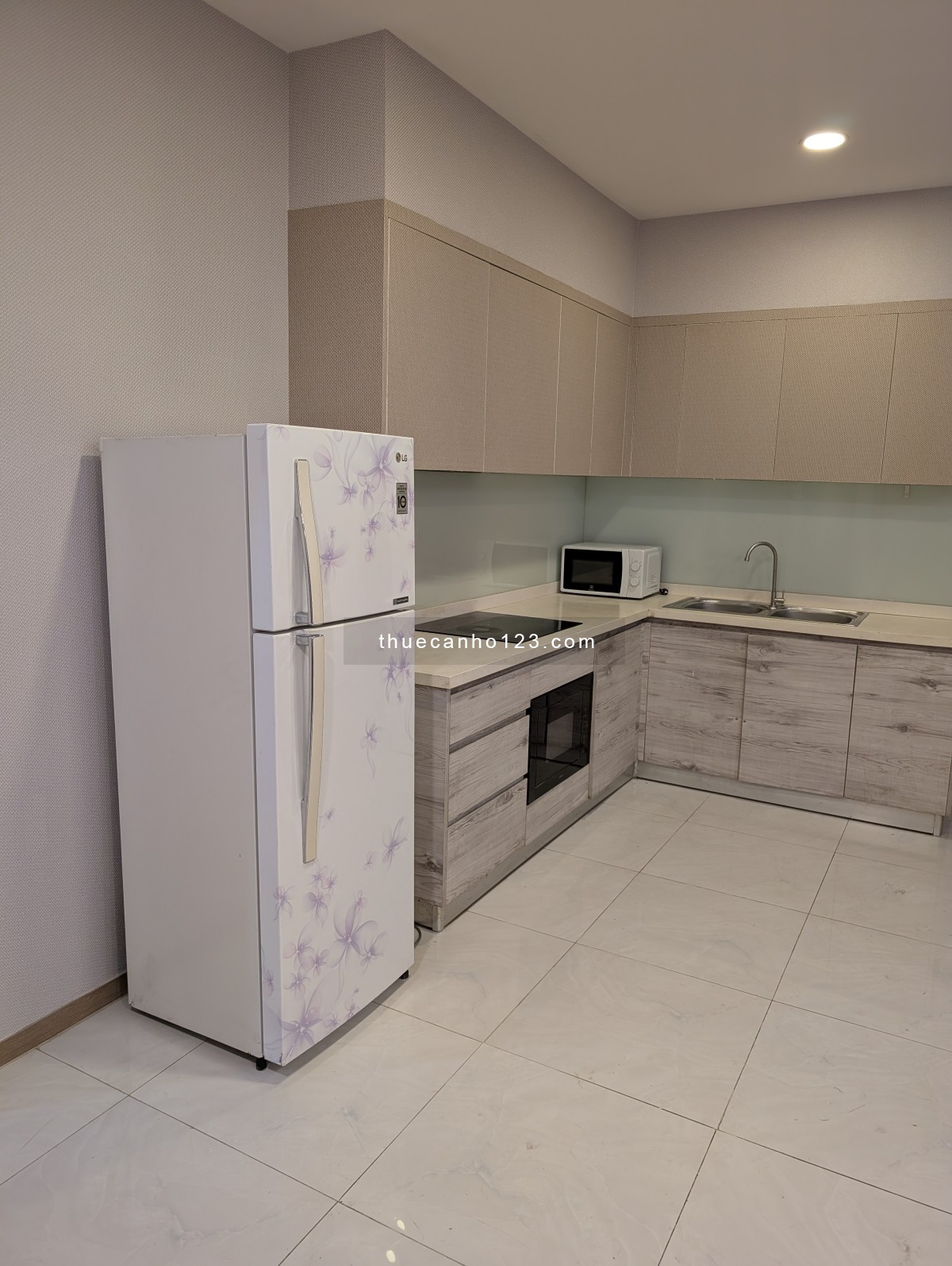 Cho thuê căn hộ có 4 view sông. Tầng 18 cao nhất toà nhà và có access lên sân thượng toà nhà