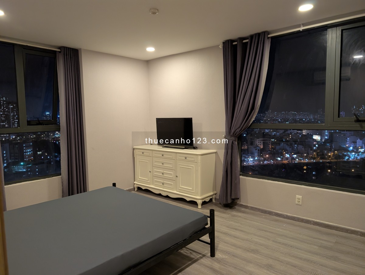 Cho thuê căn hộ có 4 view sông. Tầng 18 cao nhất toà nhà và có access lên sân thượng toà nhà