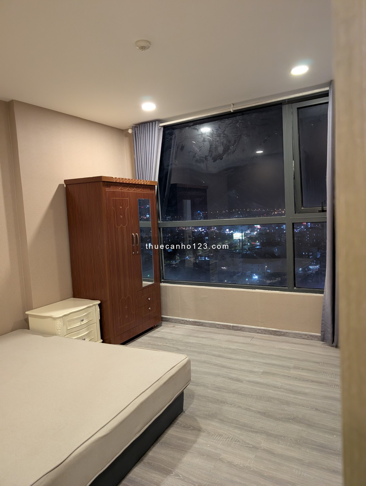 Cho thuê căn hộ có 4 view sông. Tầng 18 cao nhất toà nhà và có access lên sân thượng toà nhà