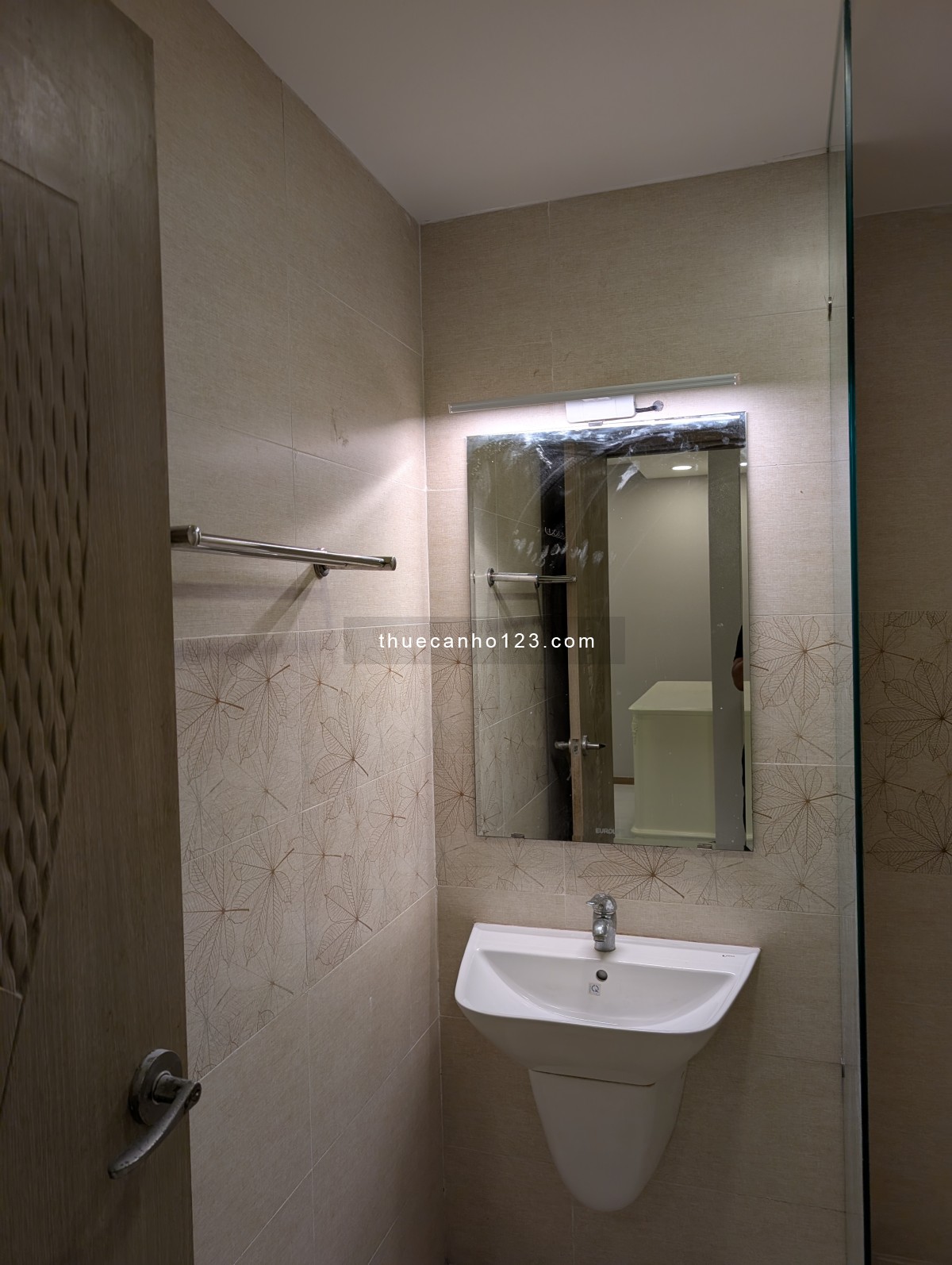 Cho thuê căn hộ có 4 view sông. Tầng 18 cao nhất toà nhà và có access lên sân thượng toà nhà