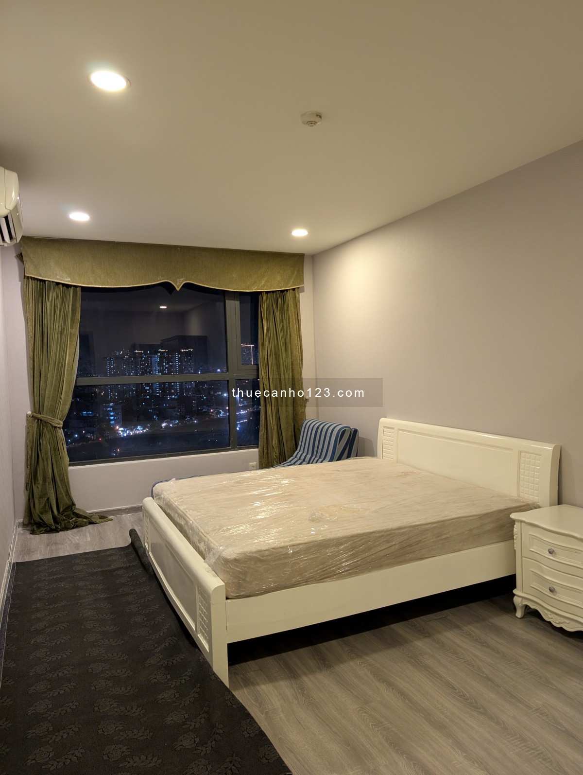 Cho thuê căn hộ có 4 view sông. Tầng 18 cao nhất toà nhà và có access lên sân thượng toà nhà