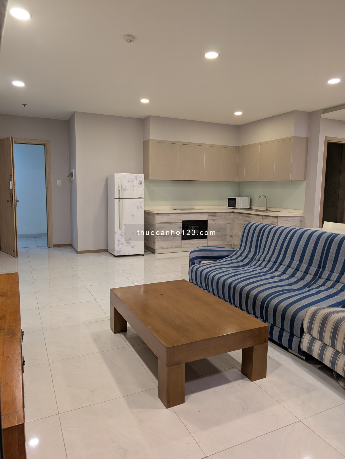 Cho thuê căn hộ có 4 view sông. Tầng 18 cao nhất toà nhà và có access lên sân thượng toà nhà